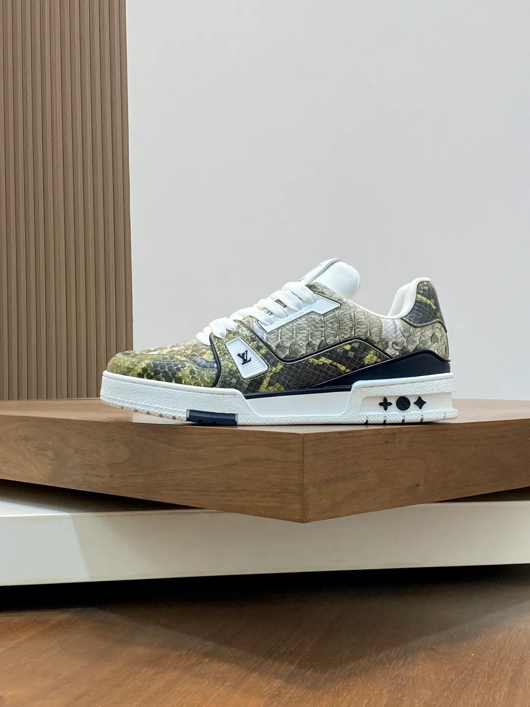 Men's shoes 💰900 LV TRAINER python pattern sneakers for men are shipped. The early version of the LV Vuitton World official website is made of gorgeous python patterns stitched together in different parts. The creative inspiration drawn from retro basketball shoes continues the classic style and incorporates colorful natural patterns to create this new sneaker. The side is decorated with the Vuitton logo, the tongue and heel are decorated with LV letters, and the classic rubber outsole is decorated with Monogram flowers. Needless to say, the comfort of Lujia's shoes is very masculine! Completely packaged! Size: 39-40-41-42-43-44 standard leather shoe size (38/45/46 can be customized and does not support returns or exchanges)